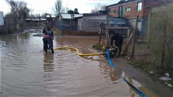 Vecinos se juntaron para sacar el agua del temporal