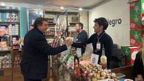 El gobernador acompañó a productores y expositores rionegrinos junto al ministro de Desarrollo Económico y Productivo, Carlos Banacloy. Foto: Gentileza. El gobernador acompañó a productores y expositores rionegrinos junto al ministro de Desarrollo Económico y Productivo, Carlos Banacloy. Foto: Gentileza.