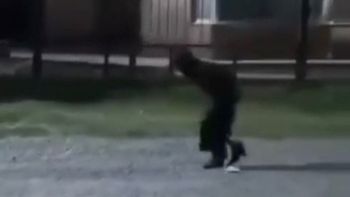 La vecina dice que el hombre la agrede porque la acusa de haberle brujerías. 