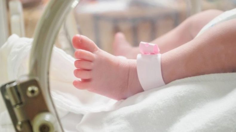 Quemaron a una beba en medio del parto: tienen que operarla y hacerle injertos