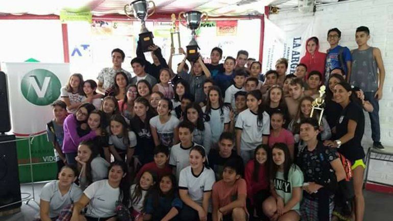 Los 59 nadadores del Club Cipolletti y el cuerpo de entrenadores.&nbsp;