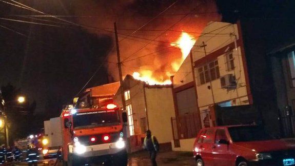 Impresionante incendio consumió una fábrica de bolsas en Bariloche