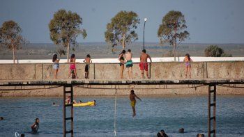 El lago artificial fue construido por el municipio de San Antonio Oeste.