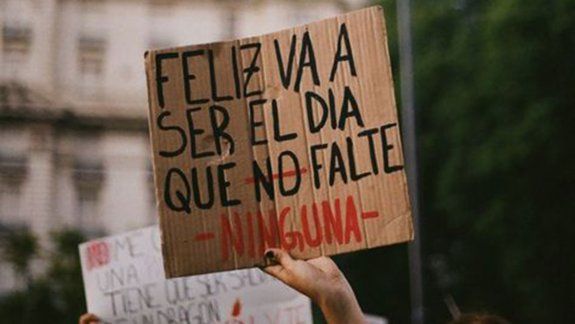 {alttext(,#8M: Del festejo con bombones y flores, a la lucha)}