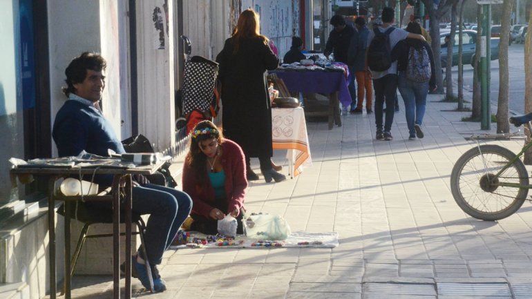 Los puestos callejeros están en la mira por la venta de ropa