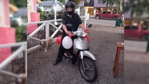 Caminaba 28 km para trabajar y le regalaron una moto