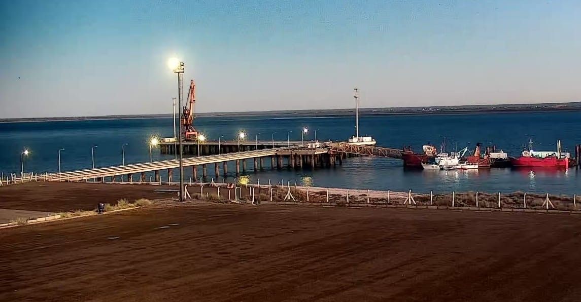 En el puerto de San Antonio Este se entusiasman ante la posibilidad de descargar el material que se requerirá para las grandes obras previstas en Sierra Grande, en el marco del RIGI.&nbsp;