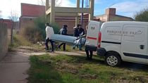 El cuerpo encontrado en el descampado fue trasladado a la morgue para la autopsia. 