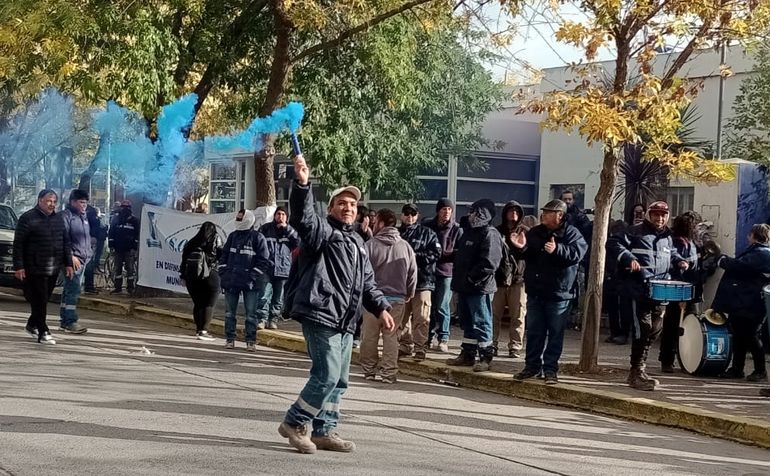 Obreros del Municipio respaldan las acciones que impulsan tres gremios de la comuna. Obreros del Municipio respaldan las acciones que impulsan tres gremios de la comuna.