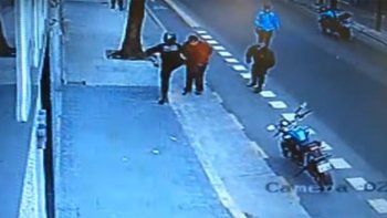 policia le pego una patada porque entorpecia el transito y murio