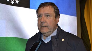 El saludo del gobernador Alberto Weretilneck al equipo del Club Cipolletti previo a la gran final. El saludo del gobernador Alberto Weretilneck al equipo del Club Cipolletti previo a la gran final.
