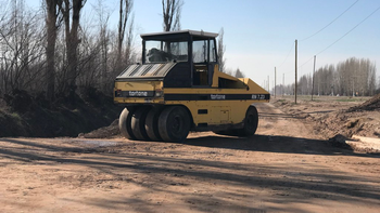 Inicia el asfalto, en una de las etapas de la obra, sobre el acceso a Cipolletti por ruta 65.