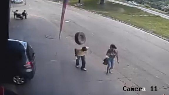 Lo golpeó una rueda mientras paseaba y quedó internado 