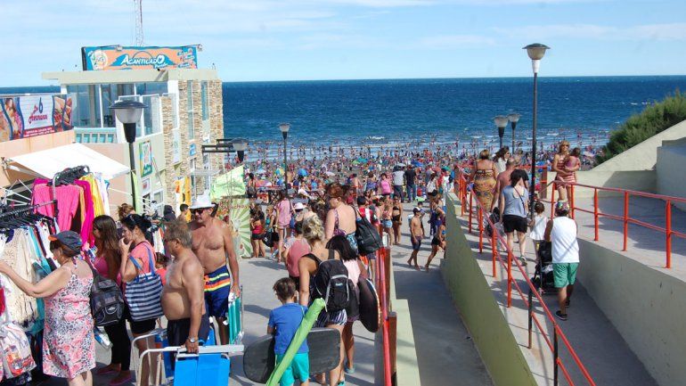 Fin de semana largo a full en Las Grutas: no entra un alfiler