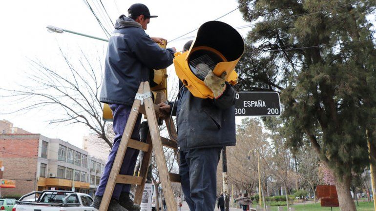 Arduo trabajo para mantener los semáforos