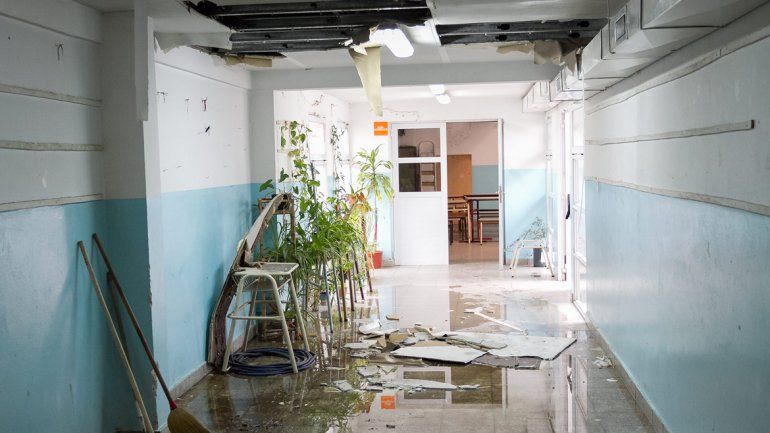 En la Escuela 111 se cayó parte del cielorraso durante las lluvias.