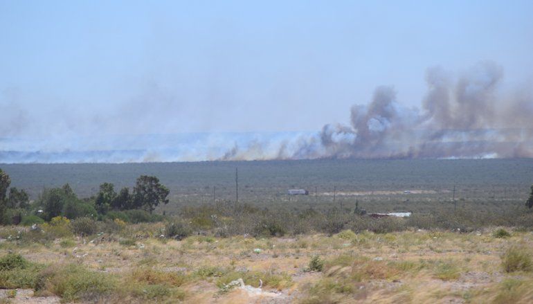 Un rayo que caído el lunes por la tarde inició el incendio.