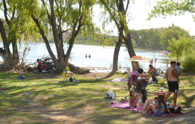 El calor no afloja en el Alto Valle. En Cipolletti, la Isla Jordán con su balneario nuevamente habilitado es el lugar ideal para refrescarse. El calor no afloja en el Alto Valle. En Cipolletti, la Isla Jordán con su balneario nuevamente habilitado es el lugar ideal para refrescarse.