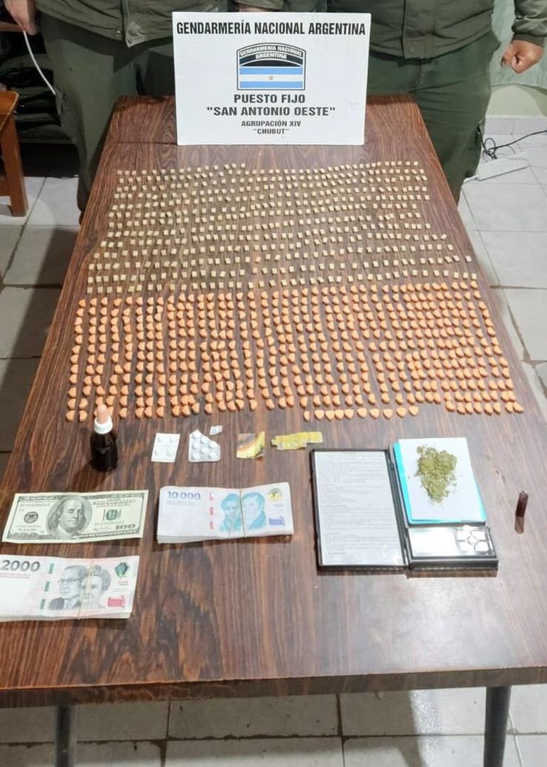 Los efectivos de Gendarmería Nacional incautaron casi un millar de dosis de éxtasis.