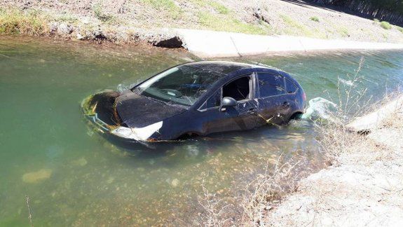El Citroën C4 cayó al canal a la altura de la rotonda del tercer puente.&nbsp;