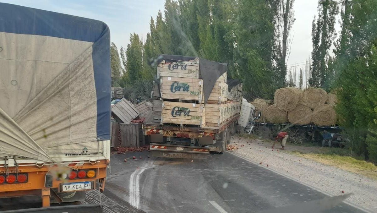 Susto por un brutal choque entre dos camiones y un auto sobre la RN 151