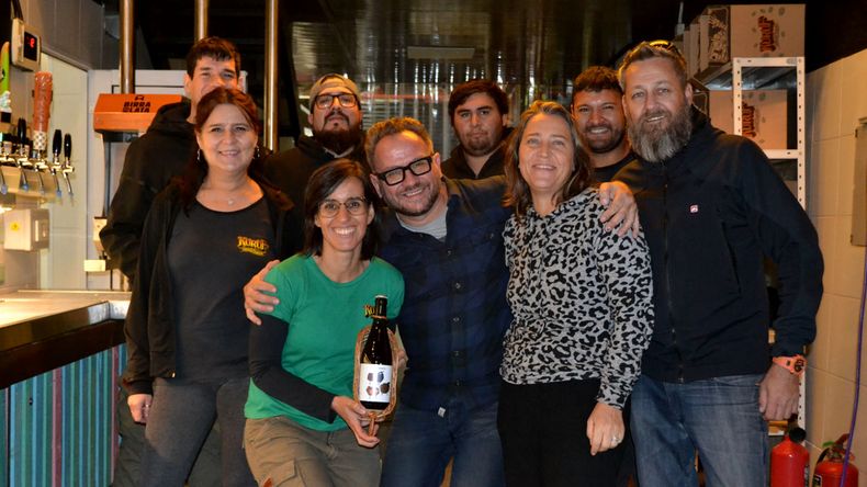 Hay equipo y es ganador. Pablo (en el centro) con quienes hacen Kuruf. 