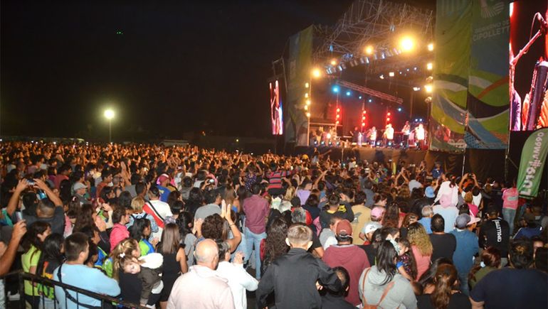 Ah eh eh ah, yo soy cipoleño: un predio repleto bailó al ritmo de Los Palmeras