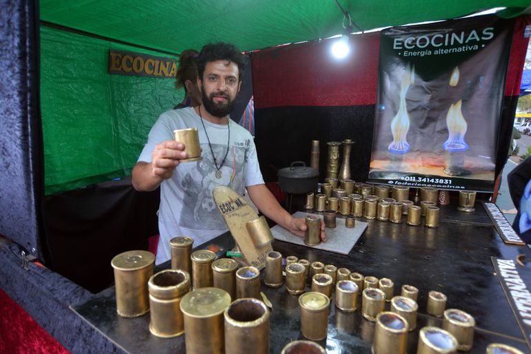 Fabrica cocinas de bolsillo con balas de las guerras mundiales