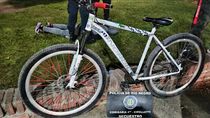 La bici que se quiso robar y el ladrón atrapado en el piso. 