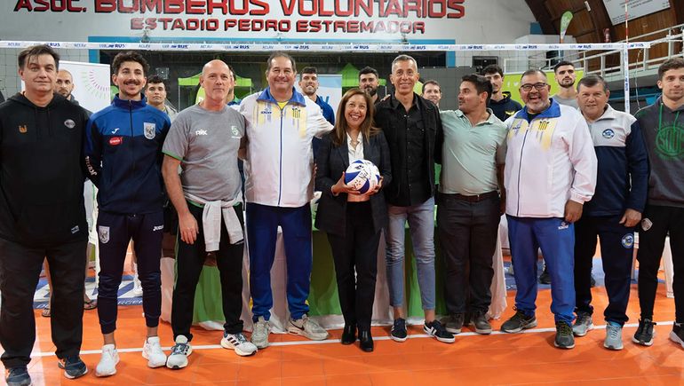Carreras recibió a los máximos exponentes del vóley nacional