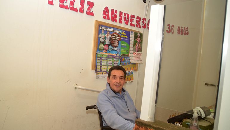 Héctor, el emblemático agenciero que lo apuesta todo por sus vecinos