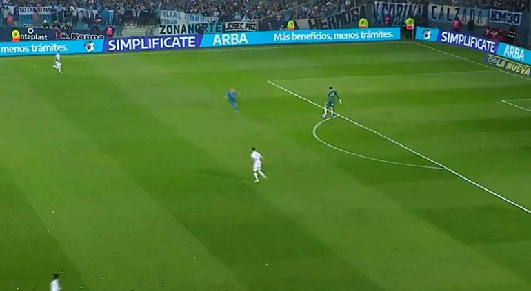 Insólito blooper del arquero decano en una final con Racing