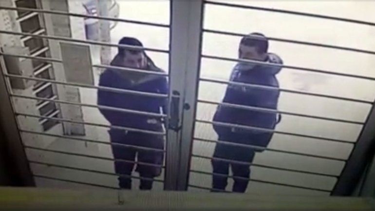 Ladrones fueron captados intentando ingresar a un edificio céntrico