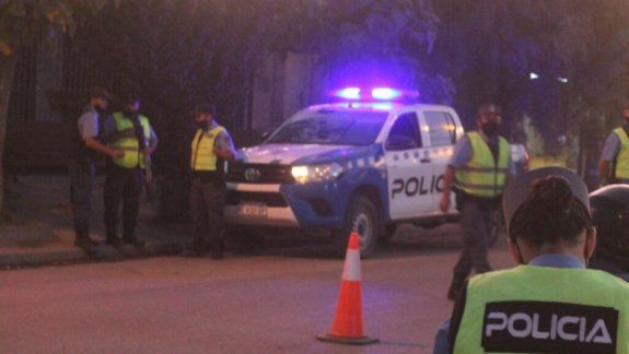 Le robaron el arma a una policía cuando esperaba el colectivo