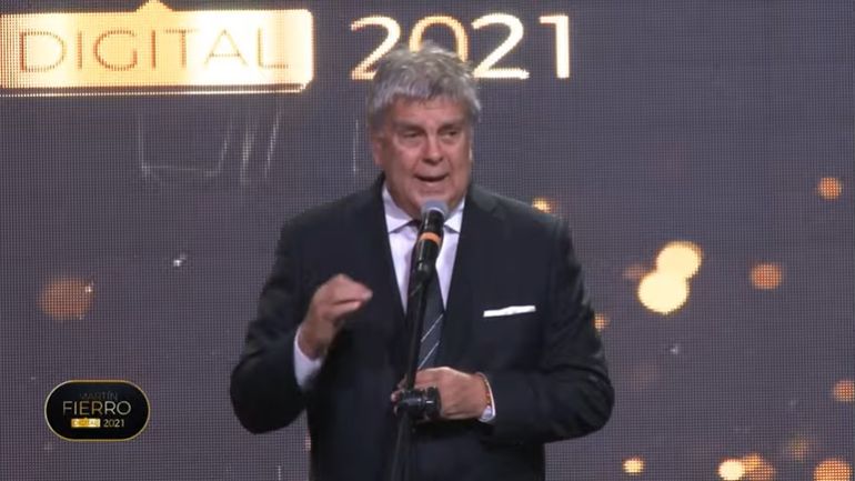 Quién conducirá la entrega de los premios Martín Fierro