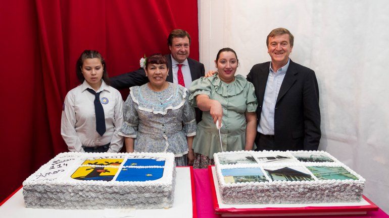 El gobernador Weretilneck y el intendente Tortoriello cortaron las tortas de cumpleaños de Cipolletti.