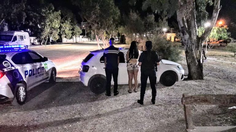 Los dos jóvenes fueron detenidos en Las Grutas. La chica tenía en un bolso cocaína