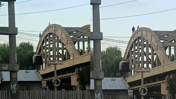 Gravísimo riesgo: dos muchachos se suben a los arcos del puente viejo y se van camionando hacia Neuquén. Vecinos afirman que sucede todos los fines de semana. 
