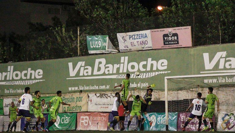 Elvis le puso rock al final del partido en La Visera
