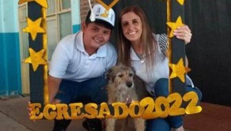 Carozo, el primer perro egresado de una escuela roquense