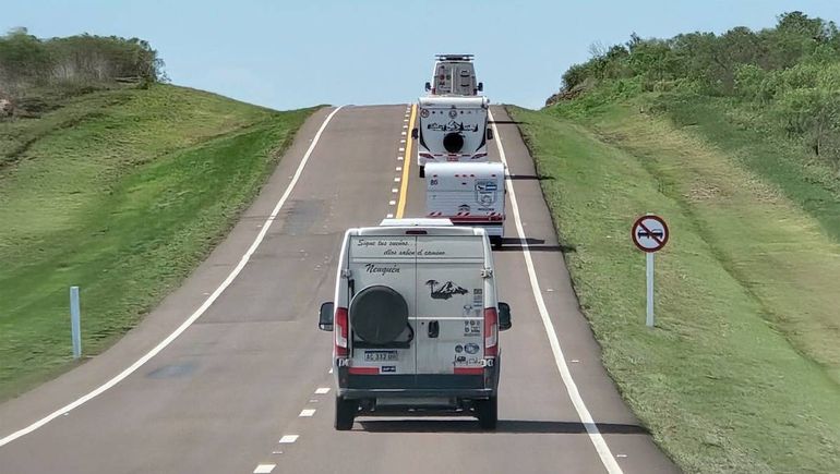 Parte de la caravana de rodanteros del Alto Valle en plena travesía.