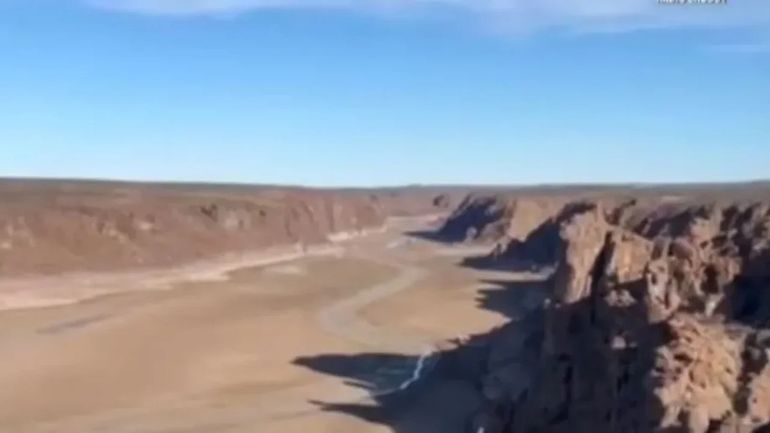 El río Chubut casi sin agua.