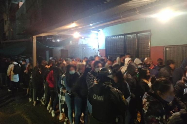 Increíble: tenía prisión domiciliaria y organizó una fiesta clandestina en su casa