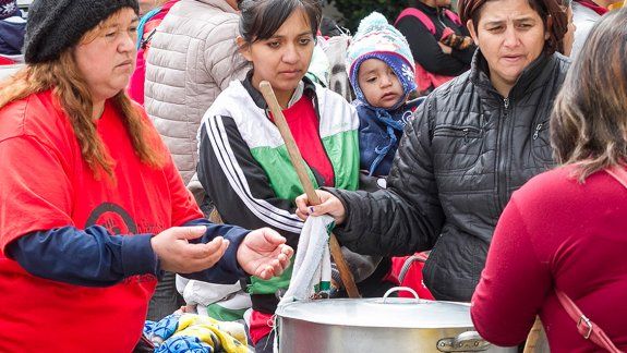 La columna de manifestantes circuló por las calles del centro de la ciudad.