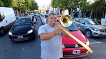 se quedo sin trabajo y el trombon lo salvo: la historia del hombre que toca en los semaforos 