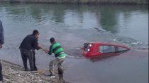 despisto con su auto y cayo al canal: la auxiliaron los vecinos