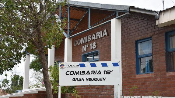 Personal de la Comisaría 18 logró apresar al dealer luego de que intentó escapar en una moto.