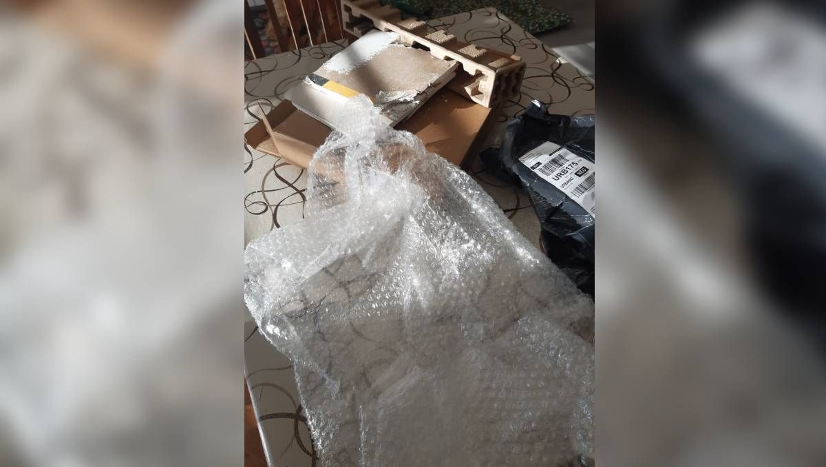 Compró una PC por internet y le llegó un pedazo de pared