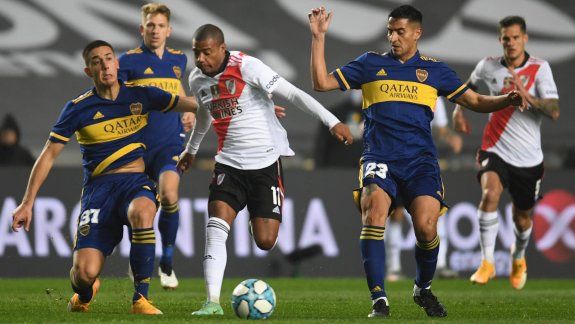 De La Cruz, rodeado de jugadores de Boca.&nbsp;
