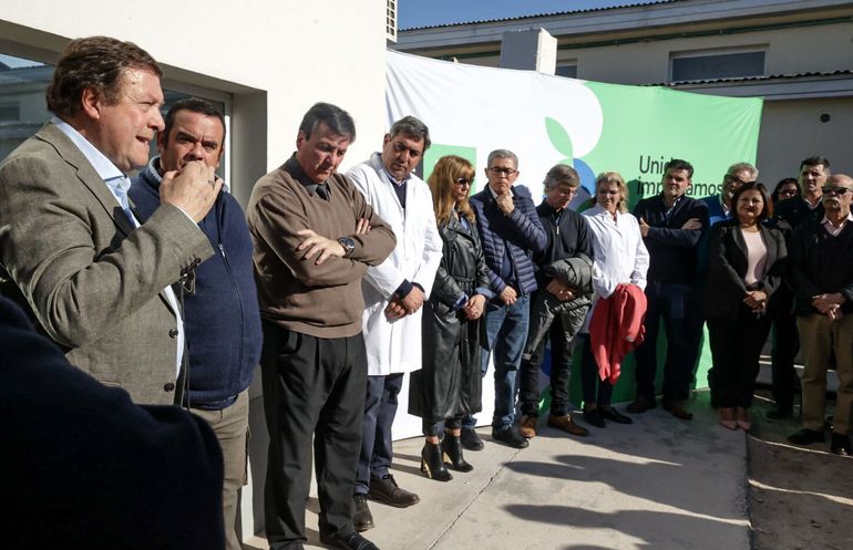 El mandatario inauguró el nuevo sector de internación del Hospital Cinco Saltos. 